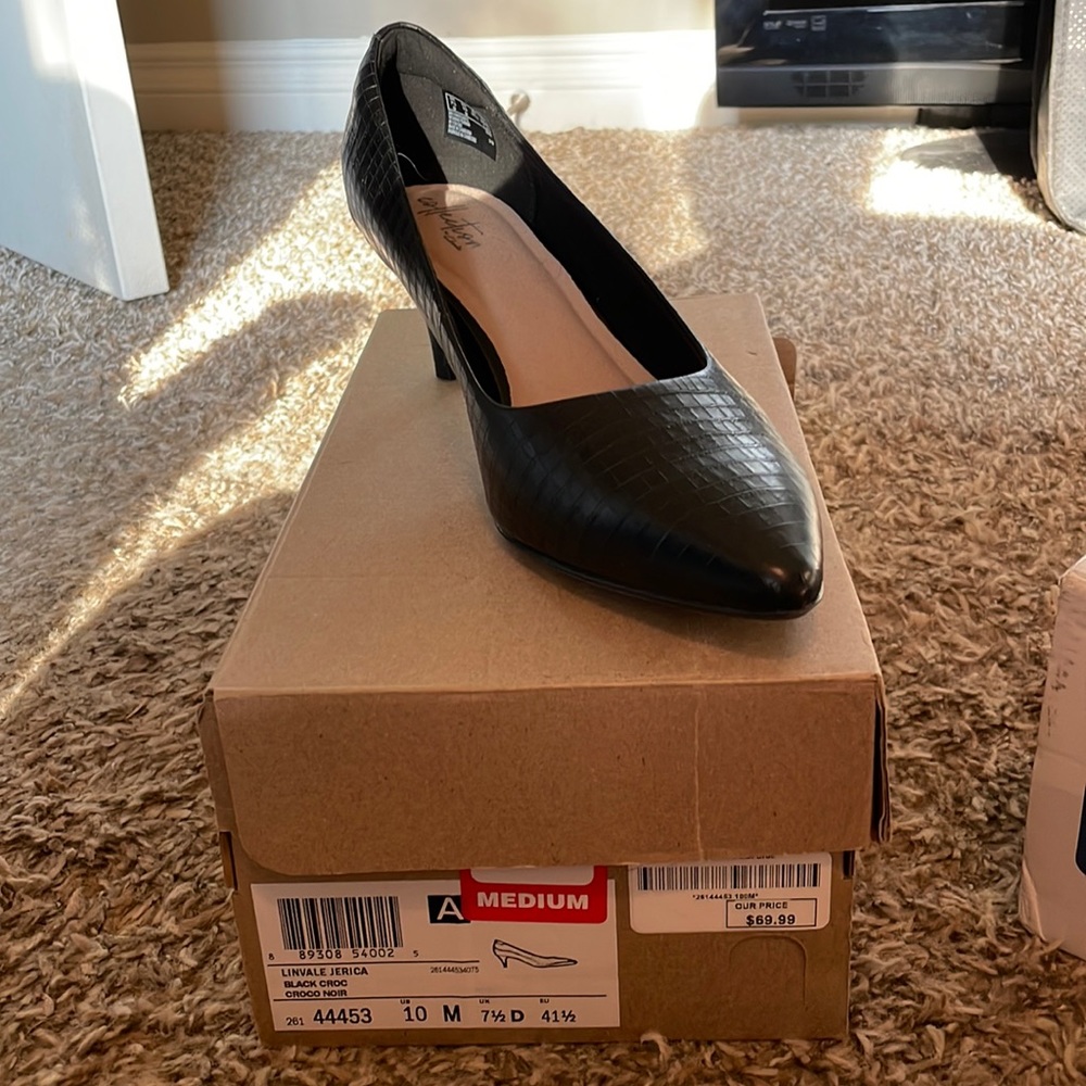 NIB size 10 Clark’s Linvale Jerica Kitten Heel Pump